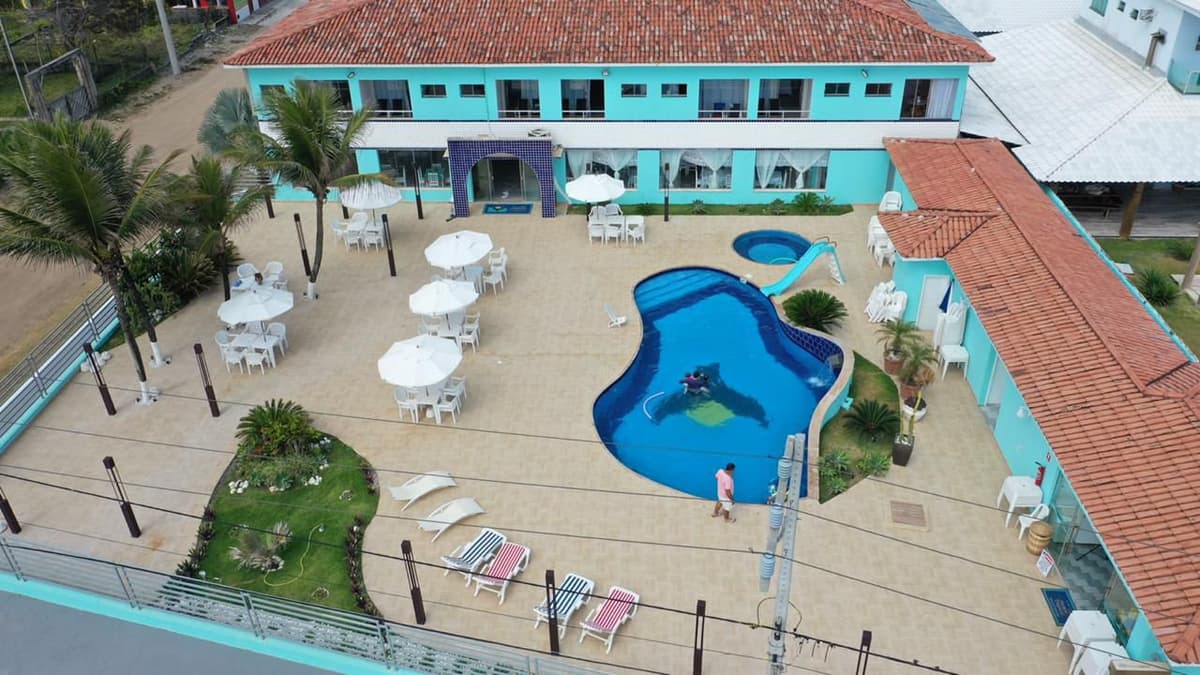 Guarda-sóis na área da piscina