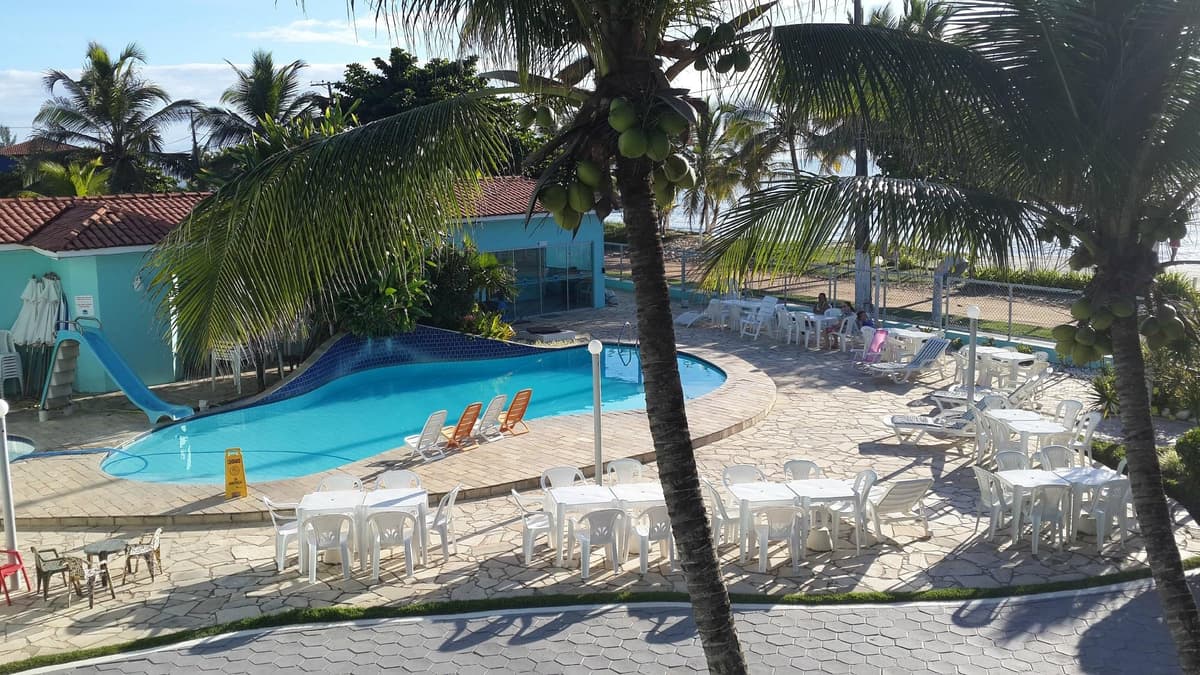 Piscina com o mar ao fundo